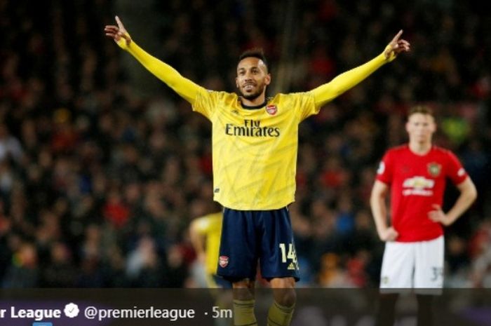 Striker Arsenal, Pierre-Emerick Aubameyang, merayakan gol ke gawang Manchester United di Old Trafford, Senin (30/9/2019).