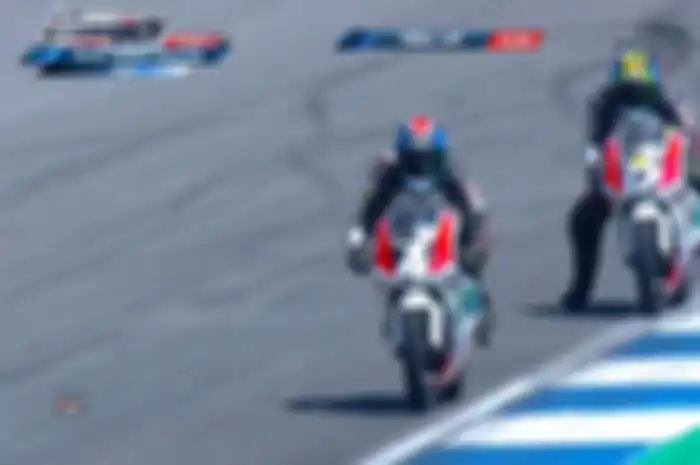 Herlian Dandi (17) berduel sengit dengan Watcharin Tubtim-on di race 2 TTC 2019 ronde 5 di sirkuit Buriram, (8/9/2019)