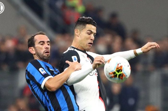 Megabintang Juventus, Cristiano Ronaldo, berduel dengan Diego Godin dalam laga kontra Inter Milan di Giuseppe Meazza, Minggu (6/10/2019).