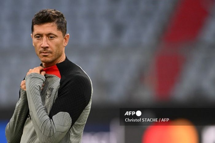 Robert Lewandowski menjadi korban cedera terbaru Barcelona sehingga diperkirakan absen dalam pertandingan El Clasico melawan Real Madrid.