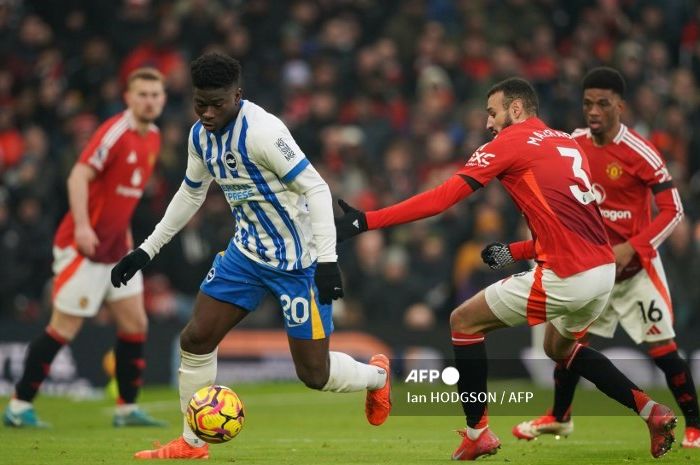 Brighton and Hove Albion memberi kode akan menjual Carlos Baleba (kiri) yang tengah diincar Man United pada bursa transfer musim panas 2025.