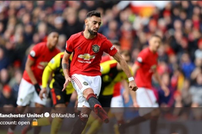 Gelandang Manchester United, Bruno Fernandes, mengeksekusi penalti dala laga kontra Watford di Old Trafford, Minggu (23/2/2020).