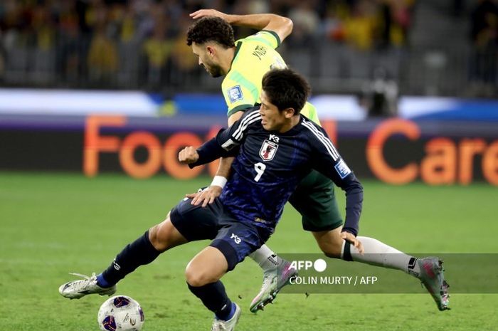 Penyerang timnas Jepang, Yuki Ohashi (depan), saat berduel melawan Australia pada Kualifikasi Piala Dunia 2026 di Perth (5/6/2025).