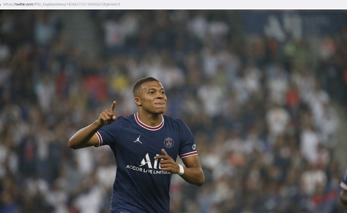 Selebrasi bintang PSG, Kylian Mbappe, usai lahi gol timnya ke gawang Strasbourg pada laga Liga Prancis 2021-2022.