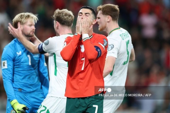 Cristiano Ronaldo gagal menaklukkan eks kiper Liverpool, Caoimhin Kelleher (kiri) dalam situasi penalti di laga timnas Portugal vs Rep Irlandia (11/10/2025).