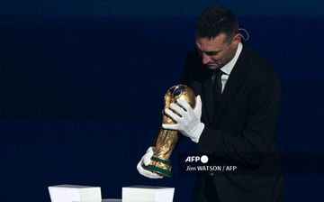 Presiden FIFA, Gianni Infantino, meminta maaf ke pelatih Timnas Argentina, Lionel Scaloni, yang memakai sarung tangan saat memegang trofi Piala Dunia dalam momen undian fase grup di Washington DC (5/12/2025).