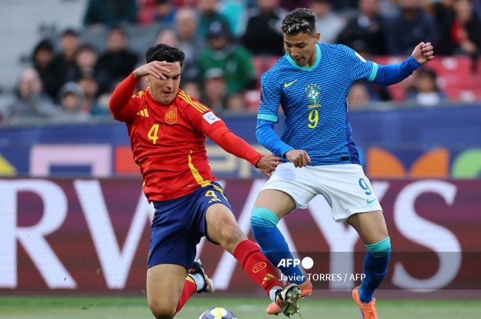 Deivid Washington (kanan) berduel dengan Alvaro Cortes pada laga timnas Brasil vs Spanyol di fase grup Piala Dunia U-20 2025 di Stadion Nasional Santiago, Cile (4/10/2025).
