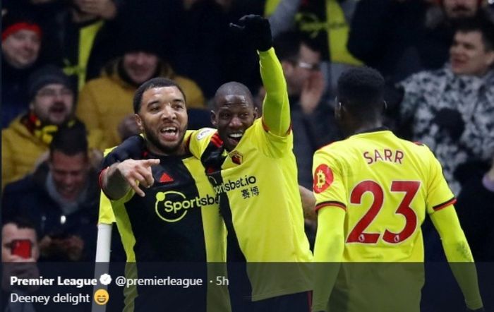 Pemain Watford, Ismaila Sarr, melakukan selebrasi bersama Troy Deeney selepas gol ke gawang Liverpool, Sabtu (29/2/2020).