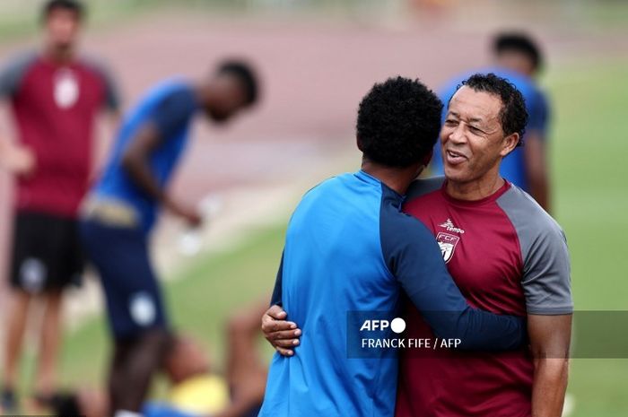 Pelatih timnas Tanjung Verde, Pedro Bubista (kanan), berhasil membawa pasukannya lolos ke Piala Dunia 2026 untuk pertama kali dalam sejarah.