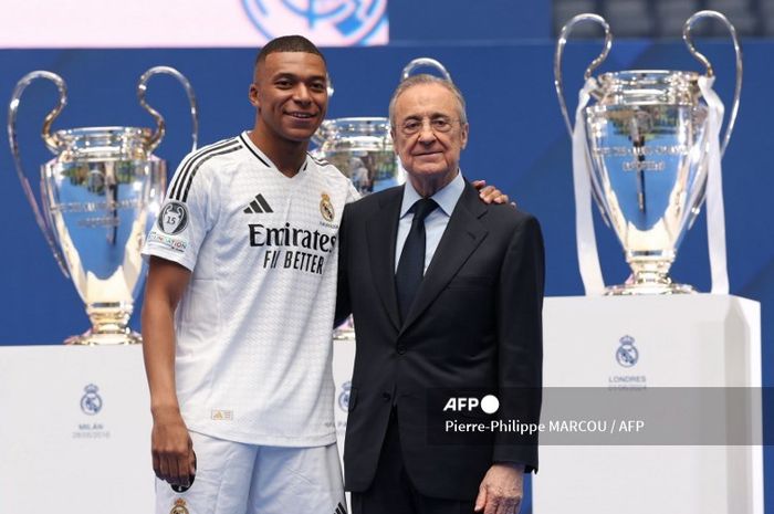 Presiden Real Madrid, Florentino Perez (kanan), berpose dengan Kylian Mbappe. Madrid dikabarkan akan melakukan boikot dan absen dari seremoni Ballon d'Or 2025 seperti tahun lalu.
