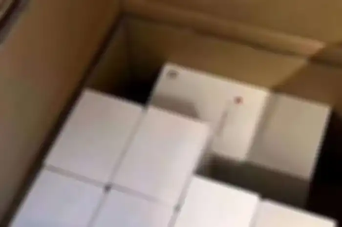 Box Xiaomi 14 series yang disusun dalam sebuah kardus besar