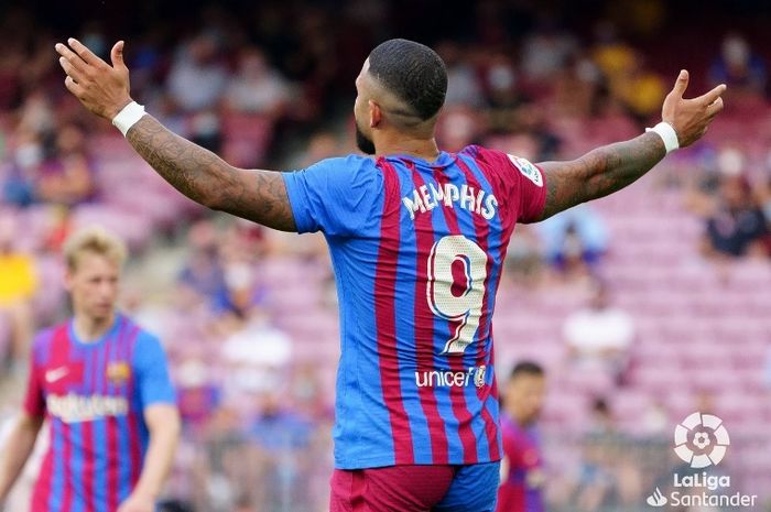 Memphis Depay merayakan golnya untuk Barcelona ke gawang Getafe.