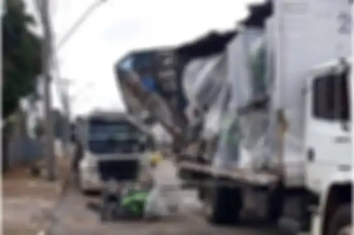 Truk pengangkut unit mengalami kecelakaan