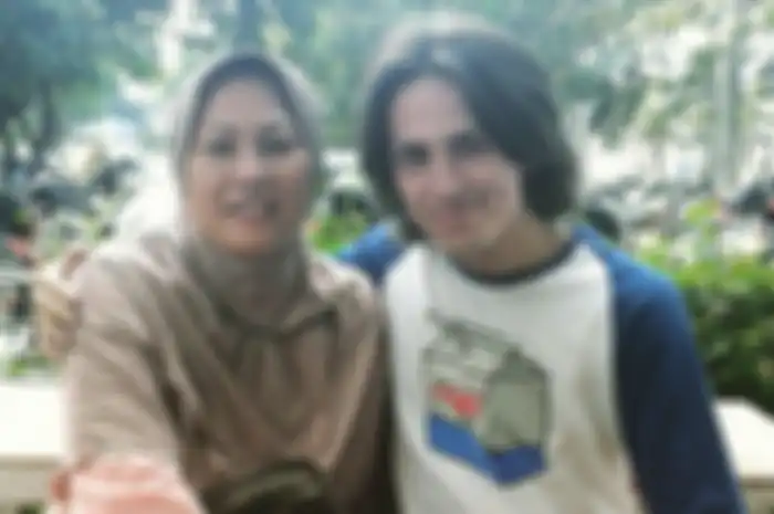 Dylan Carr bersama ibunda