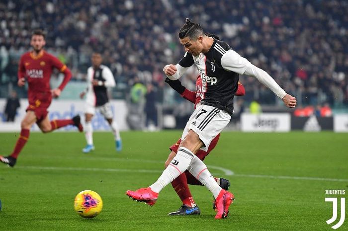 Megabintang Juventus, Cristiano Ronaldo, mencetak gol ke gawang AS Roma dalam perempat final Coppa Italia, Rabu 922/1/2020).