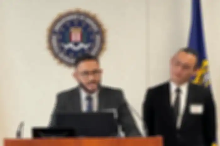 Dua mahasiswa Unair, Eko Mangku Cipto dan Harianto Rantesalu menjadi pembicara di FBI karena bongkar kasus pemalsuan website.