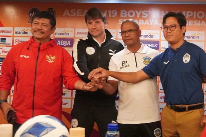 Pelatih Timnas U-19 Indonesia (paling kiri) dalam konferensi pers sebelum turnamen ASEAN Cup U-19 2024 bersama tiga pelatih lainnya di Grup A