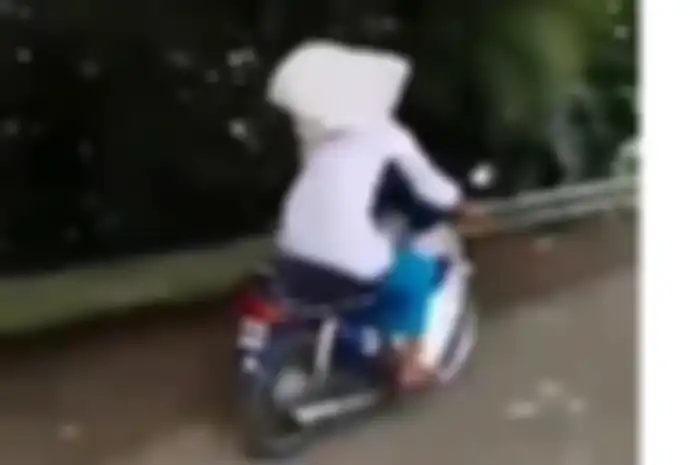 Aksi wheelie yang ditampilan cewek ini bikin geleng kepala