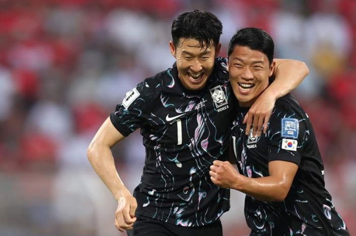 Kapten Timnas Korea Selatan Son Heung-min (kiri) selebrasi dengan Hwang Hee-chan setelah mencetak gol ke gawang Oman dalam Putaran Ketiga Kualifikasi Piala Dunia 2026 di Sultan Qaboos Sports Complex, Muscat, Selasa (10/9/2024).