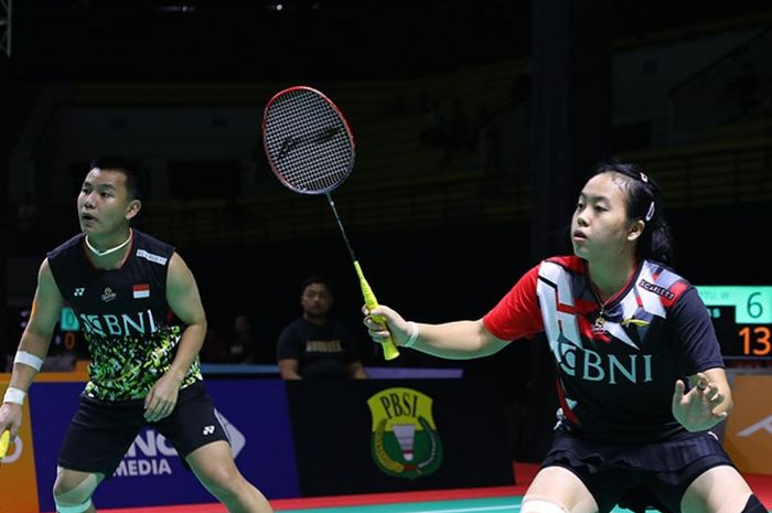 Ganda campuran Indonesia, Jonathan Farrell Gosal/Priskila Venus Elsadai saat tampil pada babak 32 besar Kejuaraan Asia Junior 2023, di GOR Among Raga, Yogyakarta, Kamis (13/7/2023)