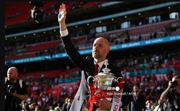 Erik ten Hag membawa Man United juara Piala FA usai kalahkan Man City pada final di Wembley (25/5/2024).