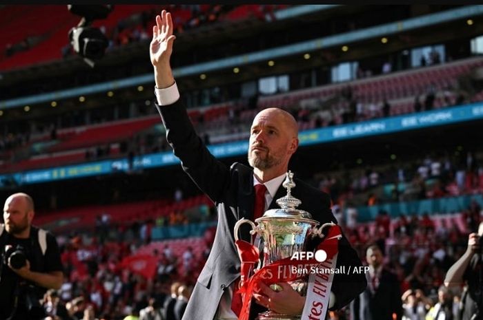 Erik ten Hag membawa Man United juara Piala FA usai kalahkan Man City pada final di Wembley (25/5/2024).