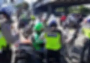 Setuju Enggak Nih Brother Kalau Driver Ojol Ditilang Karena Main Ponsel?