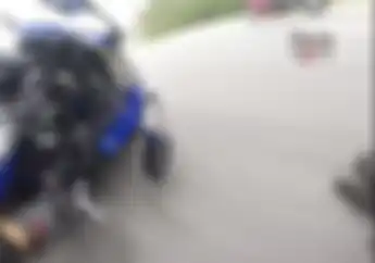 Video Pengendara R15 Terjatuh Dan Menabrak Motornya Sendiri, Apes!