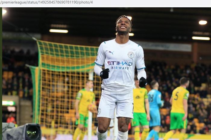 Penyerang Manchester City, Raheem Sterling, mencetak gol ke gawang Norwich City pada pekan ke-25 Liga Inggris 2021-2022 di Stadion Carrow Road, Sabtu (12/2/2022).