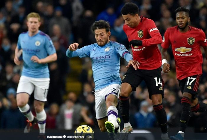 Jese Lingard dan David Silva terlibat perebutan bola pada duel derbi Manchester di Etihad Stadium, Minggu (8/12/2019).