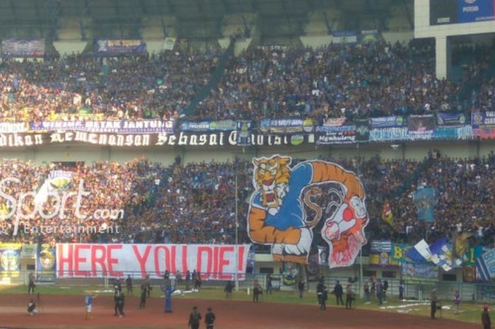  Koreografi bobotoh pada laga Persib Bandung kontra Persija Jakarta di Stadion Gelora Bandung Lautan