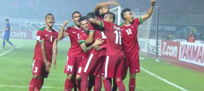 Para pemain timnas merayakan gol Hansamu Yama ke gawang Thailand pada final pertama Piala AFF 2016.