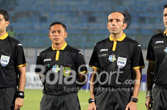 Wasit Asing asal Iran, Seyed Vahitd Kezemi (2 dari kanan) saat pertandingan Madura United Vs Bhayang
