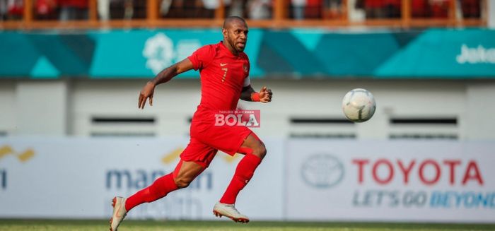 Kapten timnas Indonesia, Boaz Solossa, mengejar bola pada laga persahabatan internasional kontra Mau