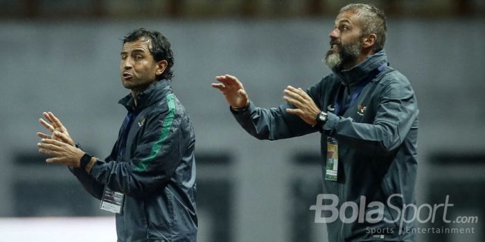 Pelatih Timnas Indonesia Luis Milla bersama asistennya Eduardo Perez memberikan instruksi.