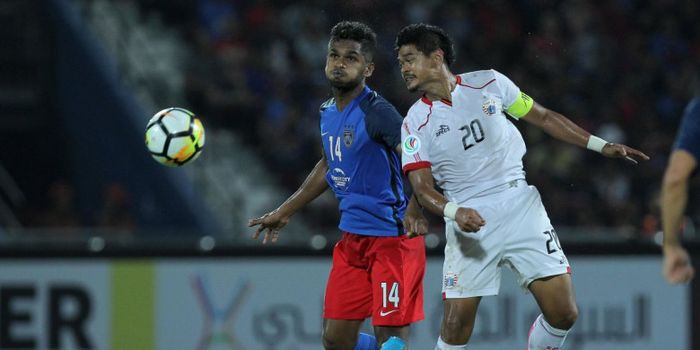 Striker Persija Jakarta, Bambang Pamungkas berduel udara dengan pemain Johor Darul Takzim, Hariss Harun.