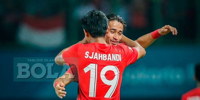  Pemain timnas u-23 Indonesia, Hanif Sjahbandi berpelukan dengan Gavin Kwan Adsit, kala merayakan go