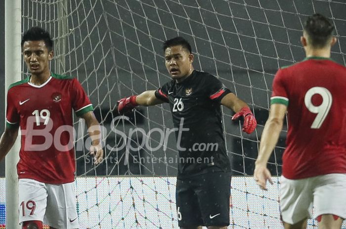      Kiper Timnas Indonesia Andritany Ardhiyasa (tengah) dalam laga perahabatan melawan Timnas U-23 