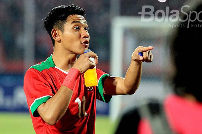   Bek timnas U-19 Indonesia, Firza Andika, saat tampil melawan Filipina dalam laga Grup A Piala AFF 