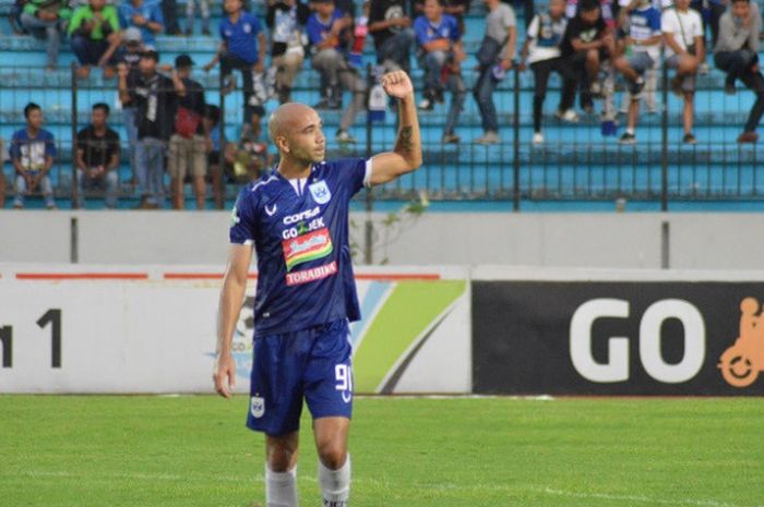 Striker asing PSIS Semarang, Bruno Silva, setelah laga melawan Perseru Serui di Stadion Moch Soebrot