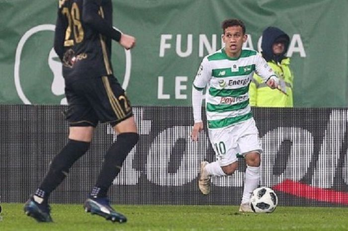  Aksi pemain asal Indonesia, Egy Maulana Vikri pada laga debut resminya bersama Lechia Gdansk kontra