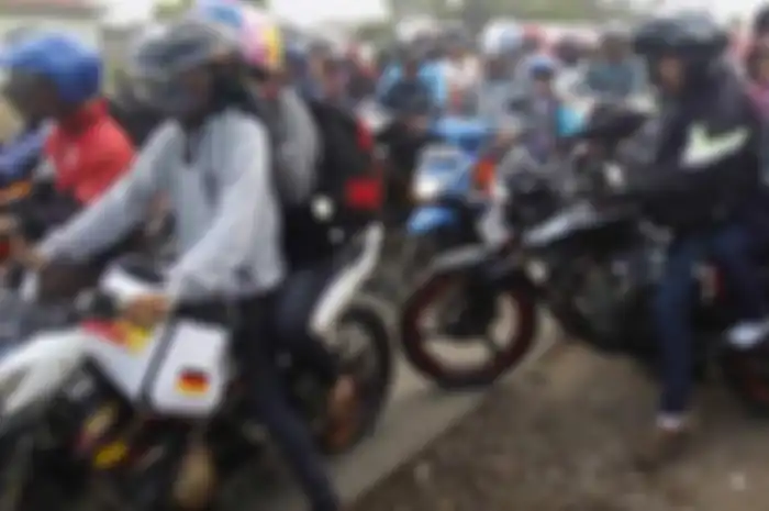 Ilustrasi pemudik menggunakan motor