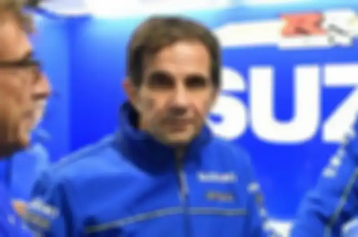 Manajer tim Suzuki Ecstar, Davide Brivio (tengah)