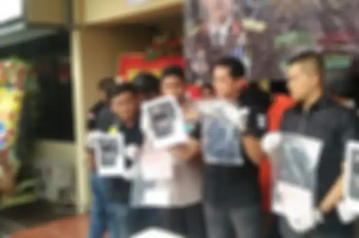 Polisi mengungkap kasus penjambretan seorang pedagang lumpia yang dilakukan oleh anggota komplotab Tenda Orange di Mapolres Metro Jakarta Barat pada Rabu (4/7/2018).