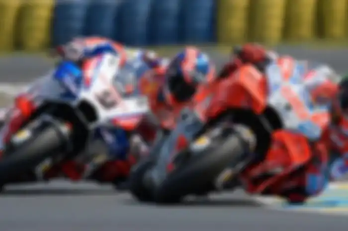 Pembalap Ducati, Jorge Lorenzo (#99), saat bersaing dengan Danilo Petrucci (#9) pada balapan MotoGP