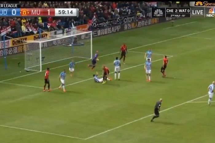 Kiper Huddersfield Town, Jonas Lossl, bersiap menendang bola dalam laga Liga Inggris melawan Manchester United di Stadion John Smith's, Minggu (5/5/2019).