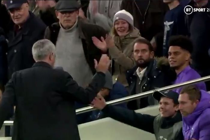 Pelatih Tottenham Hotspur, Jose Mourinho, memeluk ball boy dalam laga Grup B Liga Champions melawan Olympiacos di Tottenham Hotspur Stadium, Selasa (26/11/2019).