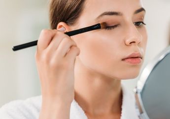Simak 5 Tips Makeup  Mata Anti Berminyak Dijamin Bakal Tahan Lama