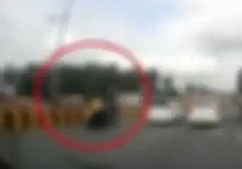 Anak Kecil Sih Dilindungi, Kecelakaan Seram Begini Aja Jatuhnya Bisa Pas di Tempat Empuk