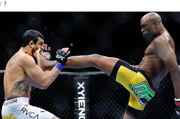 Front kick Anderson Silva (kanan) ke arah Vitor Belfort pada UFC 126 di Mandalay Bay Events Center, Las Vegas, Amerika Serikat, 5 Februari 2011.